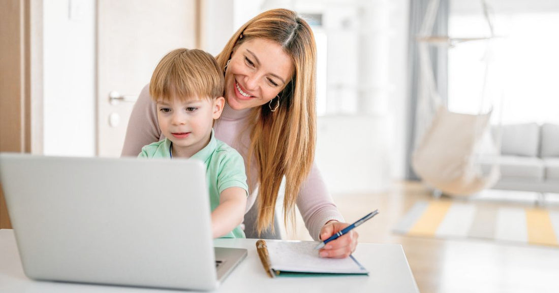 Mom bonding with baby while making a to-do list, organizing important tasks and planning daily responsibilities for a more structured and efficient routine.