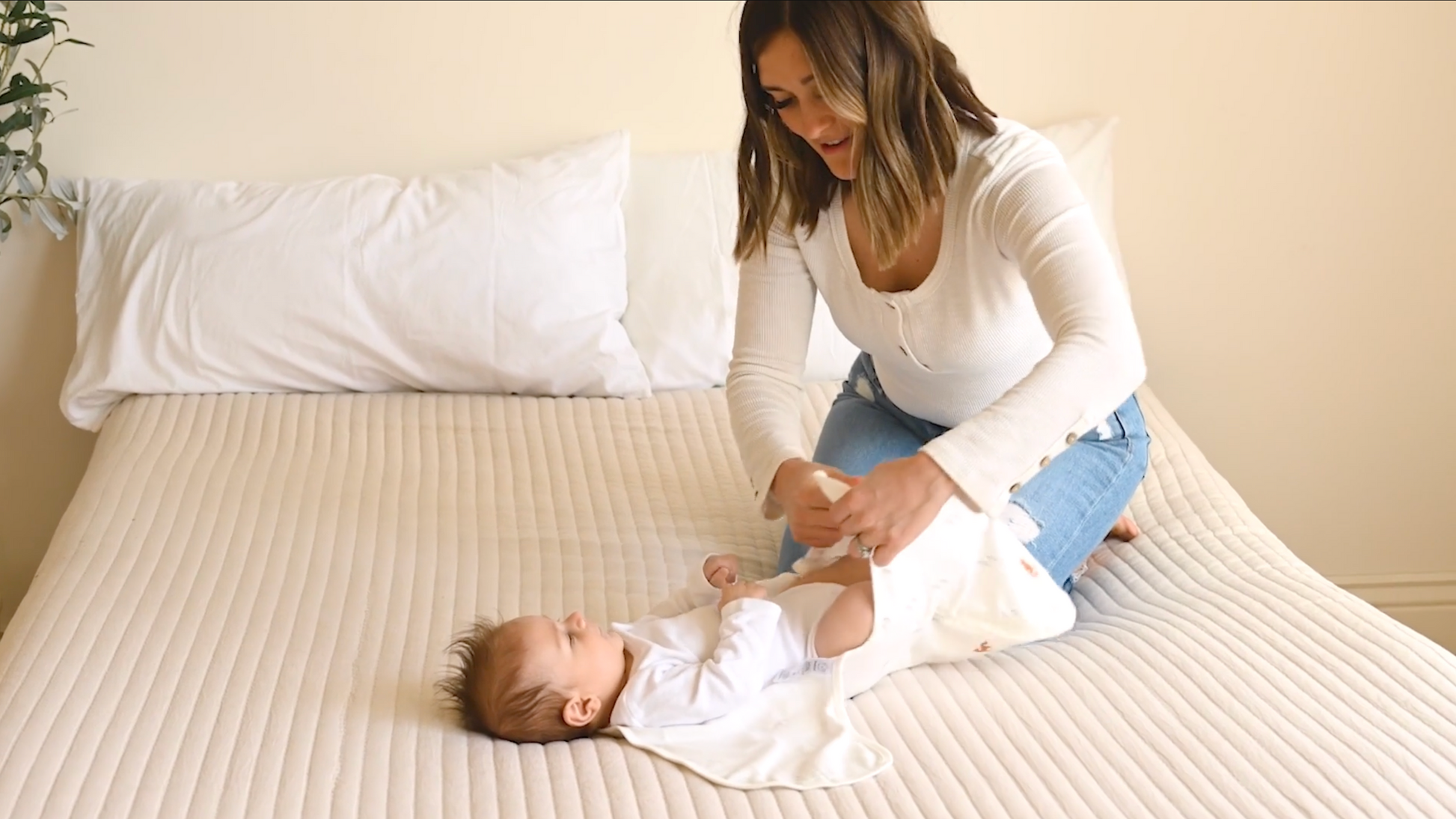 Video of parent using the soothe zippy swaddle wrap 29381478777018